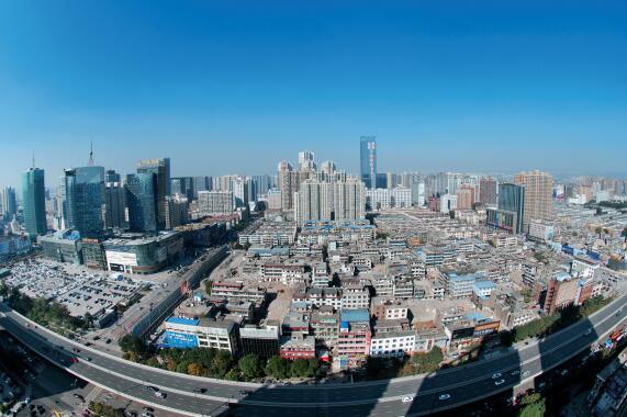 拆迁人员强入民宅，被判刑。